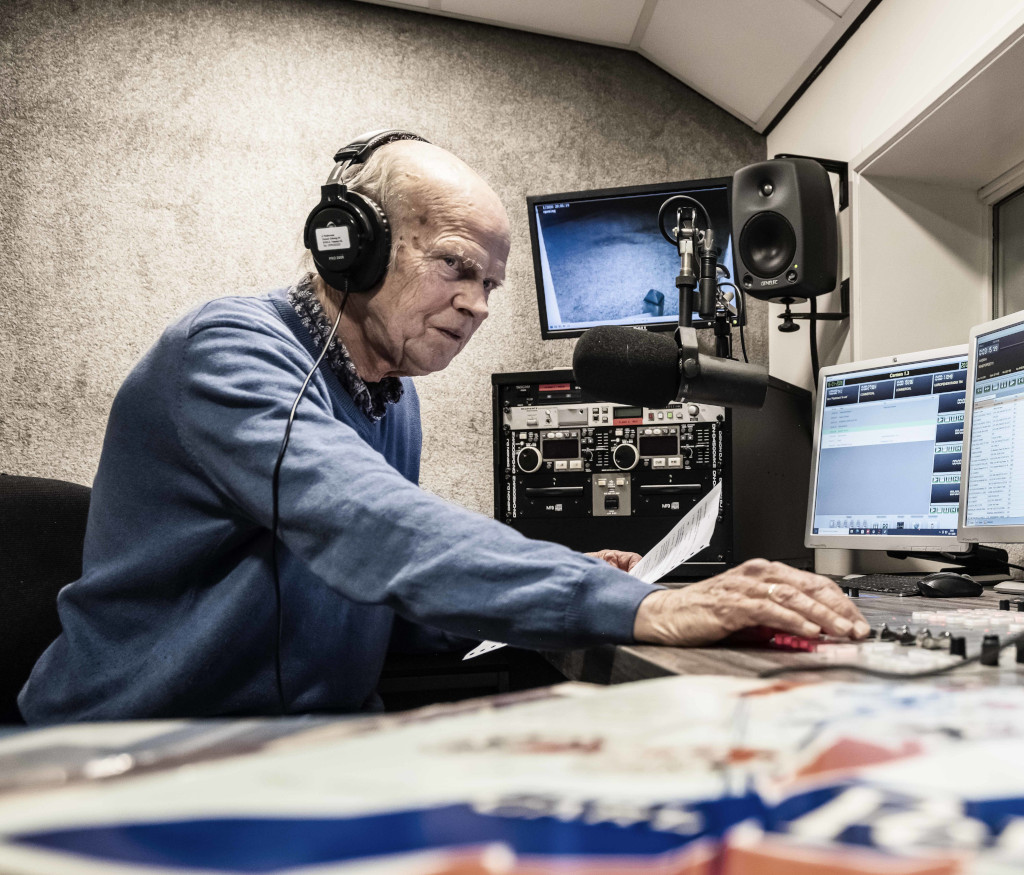 Jan Nederveen achter de mengtafel in de studio van RTV794